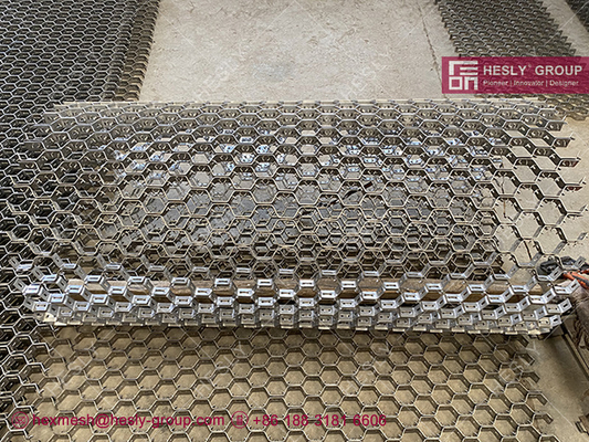 China AISI304 Hex Mesh for Cyclones Lining | 3/4&quot; deep, 14ga thickness strip | 1mX1m - HESLY China Factory supplier