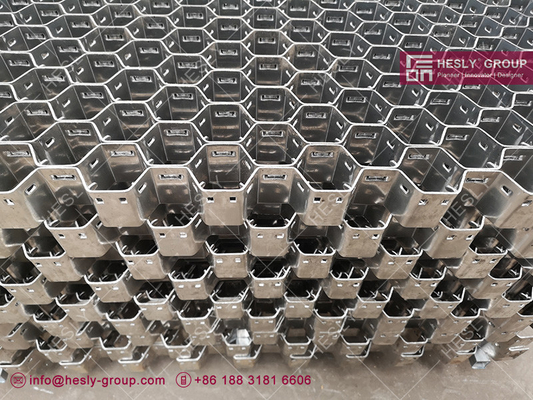China AISI309 Hex-Mesh Grating for Cat Crackers Lining, 2&quot; thick, 14ga strips, 0.95X2.0m - HESLY Metal Mesh China supplier